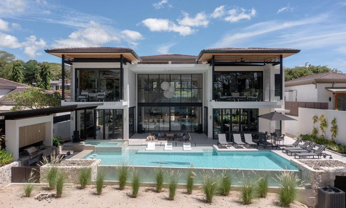 Playa Langosta Haus | Casa Melia a Modern Luxurious Beach Front Home