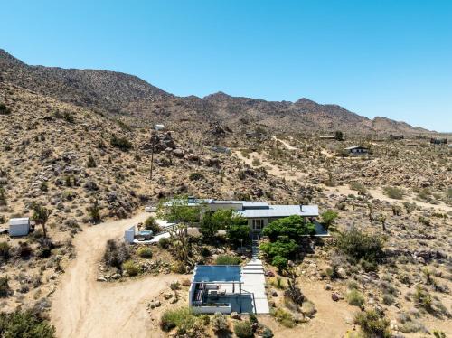 Joshua Tree Highlands Haus | Casa Rocosa I Midcentury Home on 5 Private Acres Near Park