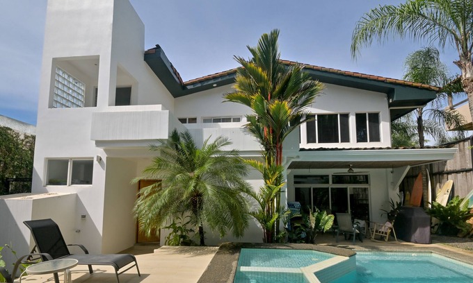 Playa Hermosa Eigentumswohnung | Casa Tropical Oasis - Kundenspezifische moderne Strandhaus mit eigenem Pool!
