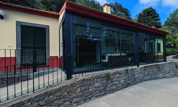 Camacha Haus | Casas de Pedra - Genießen Sie eine ländliche Atmosphäre mit allen Einrichtungen eines Hotels.