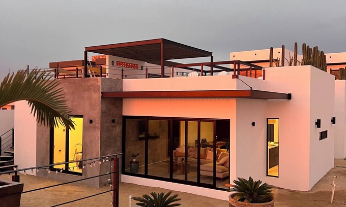 La Ventana Haus | Casita by the Sea Pool, Modern, private rooftop, king beds 2 minute to beach!