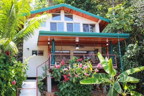 Uvita Haus | Casita Colibri–Mile to the Beach–Cable&Fiber Wifi!