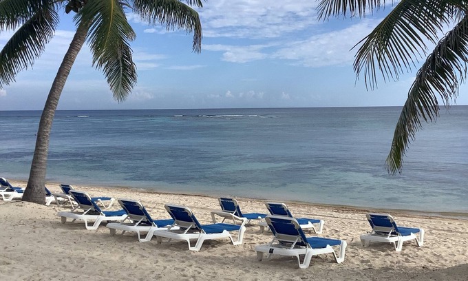 East End Eigentumswohnung | Castaways Cove Unit 122 Beach Front direct access
