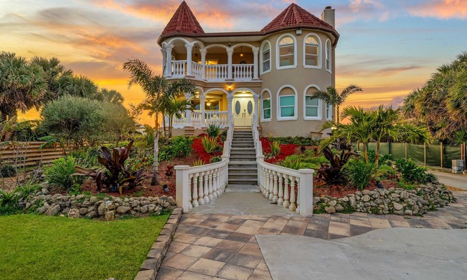 Painters Hill Haus | Castle, 2 mstrs, Pvt Pickleball, htd Pool/SPA, mini-golf, fish, dock, ping pong