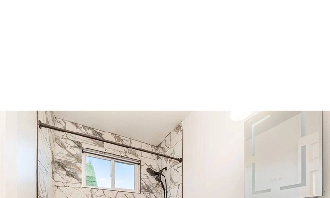 Saginaw Haus | Casual Corners -Spacious 4-bedroom house short drive to Frankenmuth.