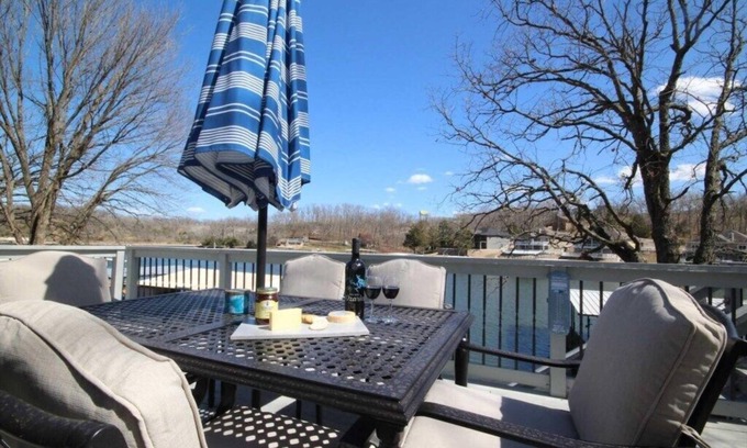 Osage Beach Kabine | Catfish Cabin Lake House Back of Cove! Nostalgic Lake Decor! Sleep up to 8, Dock