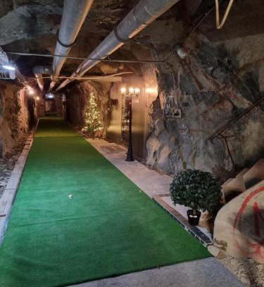 Lulea Wohnung | Cave Retreat - Sleeps 2 - Pets - Parking - Wifi