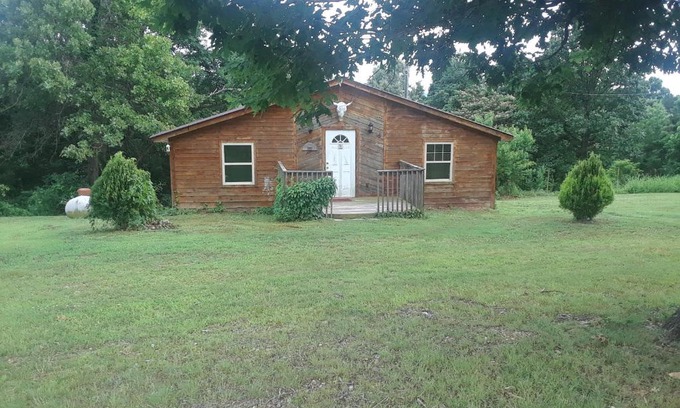Marshall Sonstige | Cedar cabin located on a buffalo farm