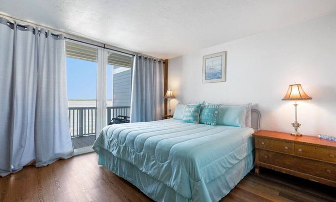 Cedar Key Villa | Cedar Key Breeze Gulf front townhouse 20% weekly / 30% monthly discounts!