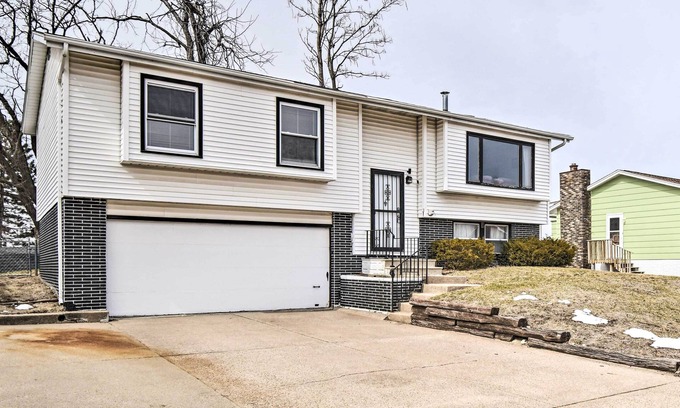 Cedar Rapids - Iowa City Haus | Cedar Rapids Rental w/ Yard ~ 6 Mi to Downtown!
