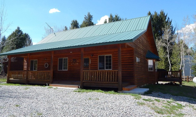Island Park Kabine | Cedar Rest ist eine charmante Hütte nur 17 Meilen von den Toren von Yellowstone