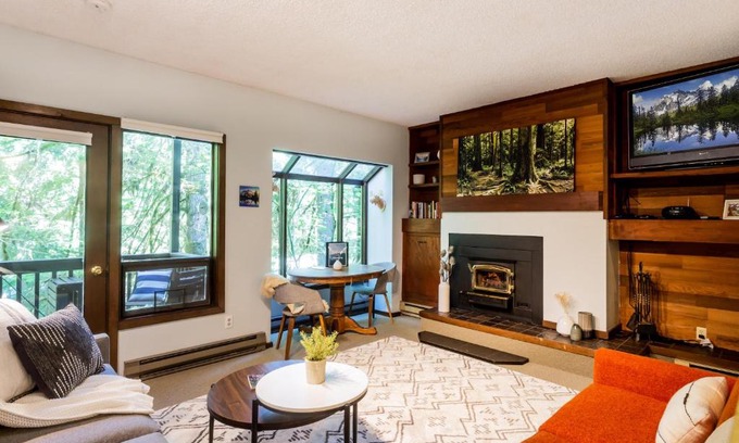 Deming Haus | Cedar Suite at Snowater