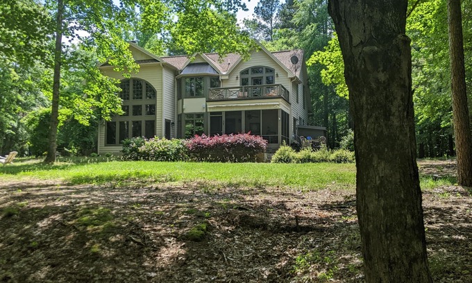 Henderson Haus | Celebrate Spring! Beautiful, custom Kerr Lake lodge home + private dock.
