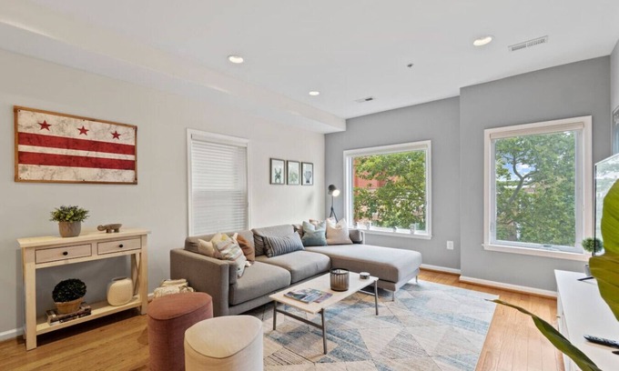 Shaw Haus | Central Conv Ctr | Luxury In-Law Suite by DCottage