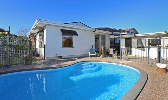 Hastings Haus | Central Hastings with In-ground Pool