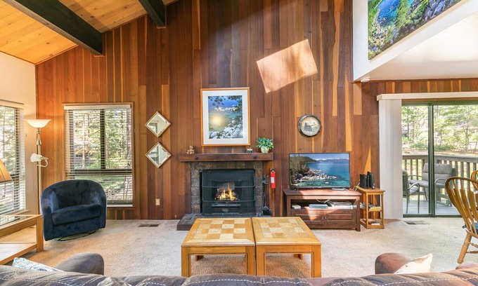 Incline Village Eigentumswohnung | Central Incline Condo with a Pool! (CDL7)