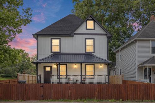 Windsor Park Haus | Central Indy 5BD - Pingpong - Outdoor Movie - BBQ