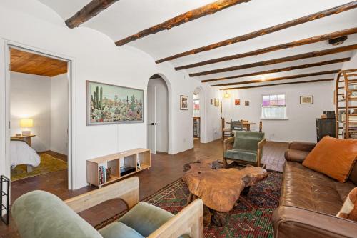Southside Haus | Central Location - Adorable Adobe - King and Queen