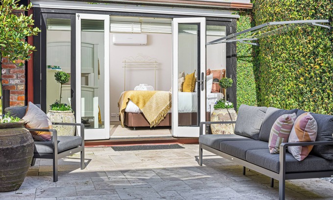 Auckland Central Business District Villa | Central Luxury Art & Craft Villa 2-3BR with Carpark