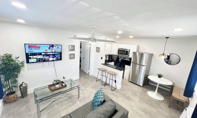 Lake Ridge Wohnung | Central, Modern & Stylish 1Br/1Bath Apt in Lake Ridge