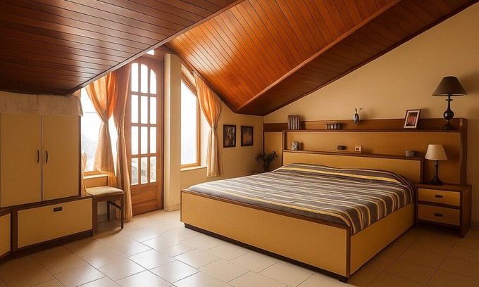 Bemloi Hütte | Central Shimla|7 Mins-Mall| Kitchen| Laundry 1BDR Duplex |Attic Bedroom| Balcony