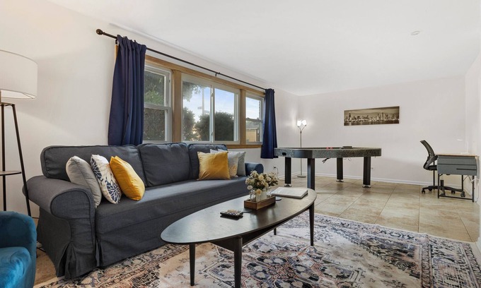 Forestview Haus | CentralChgo/2BR1Bath/PublTrans/Wifi/Garage/Laundry