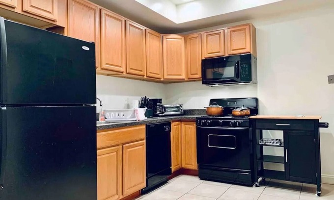 Park View Haus | Centrally Located 5B NW Home-10 Mins walk to metro