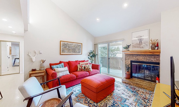 Avon Eigentumswohnung | Centrally located condo with balcony, deck, & W/D - walk to ski lifts