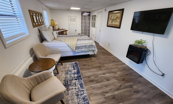 Kennesaw Wohnung | Centrally located private spacious getaway, queen bed and fast internet.