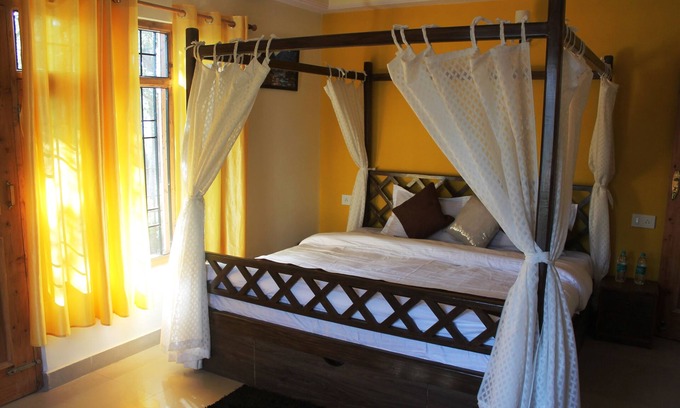 Shimla Wohnung | Zentral gelegen und doch ruhig inmitten eines Nadelwaldes.