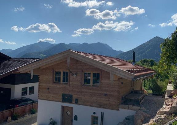 Sankt Valentin Skihütte | Chalet BERGSUCHT in Ruhpolding Bayern, Traumlage am sonnigen Südhang, kostenlose Parkplätze, schnelles WLAN, ruhige Sackgasse, NETFLIX inklusive