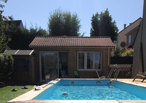 Montevrain Haus | CHALET DU LAC PISCINE à 5 MINUTES DE DISNEY TGV RER