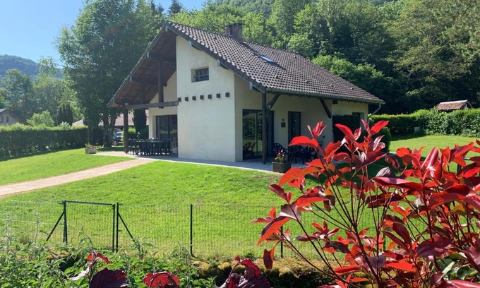 Nans-sous-Sainte-Anne Haus | Chalet gite l'Arcange 3 chambres au calme Franche Comte bord de riviere peche sur place
