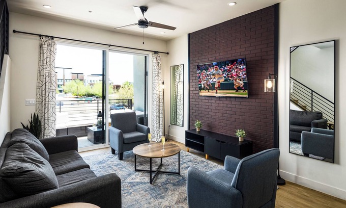 Arts District Haus | Chaparral - 2 Units - Jacuzzi - Heart of Old Town