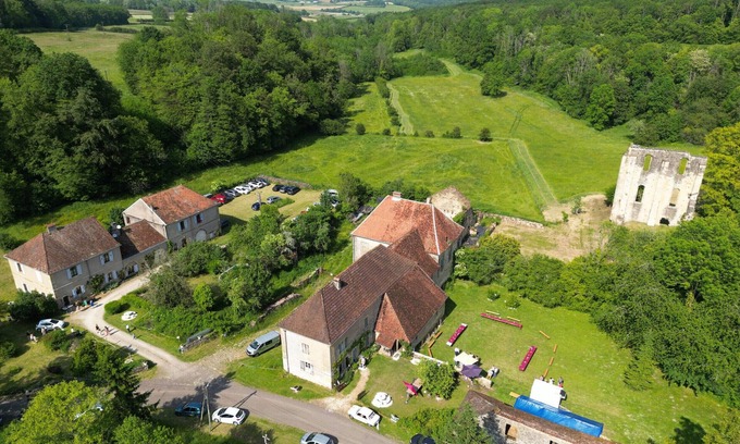 Montigny-les-Cherlieu Hütte | Charaktervolle Ferienhäuser mit Gärten in der Natur, ideal für Familien und Freunde