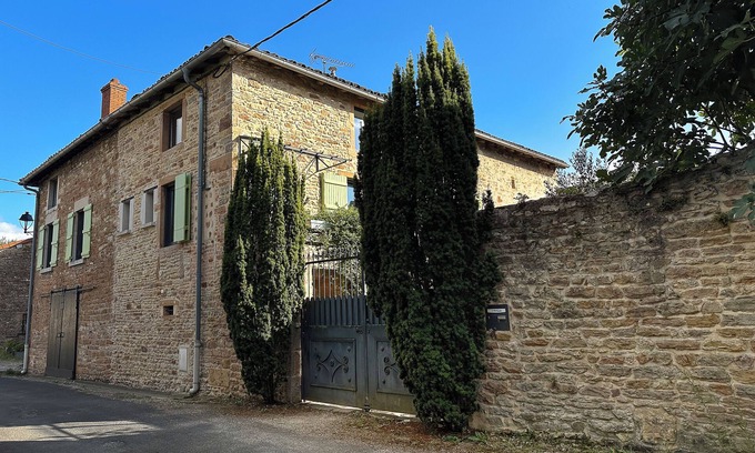Charnay-les-Macon Haus | Character house near vineyards, Le Clos de Laly