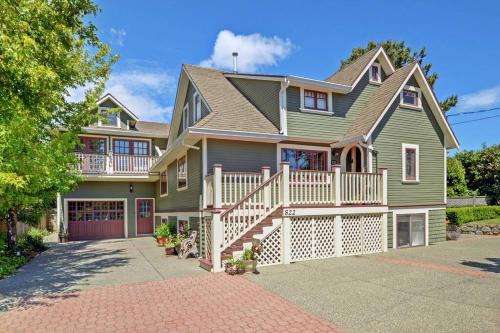 Saanich Haus | Character Stay across Swan Lake Nature Sanctuary