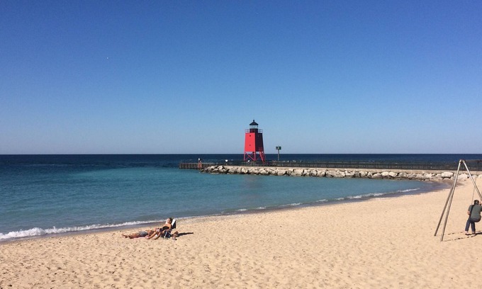 Charlevoix Villa | Charlevoix Pilz Thatch House. Gehen Sie in die Innenstadt. Strand über die Straße!