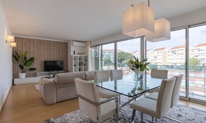 Lumiar Wohnung | Charm 3BDR Apartment W/Balcony by LovelyStay