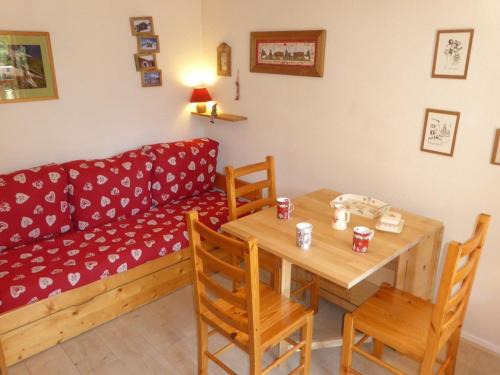 Areches Wohnung | Charmant appart rénové 4 pers, balcon sud, plein centre, proche ski et piscine! - FR-1-342-187