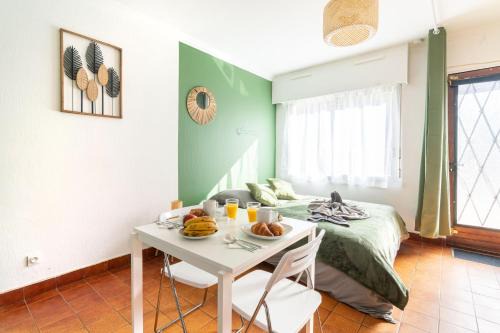 Saint-Cyr-l'Ecole Wohnung | Charmant studio avec terrasse, Gare à 200m et parking gratuit