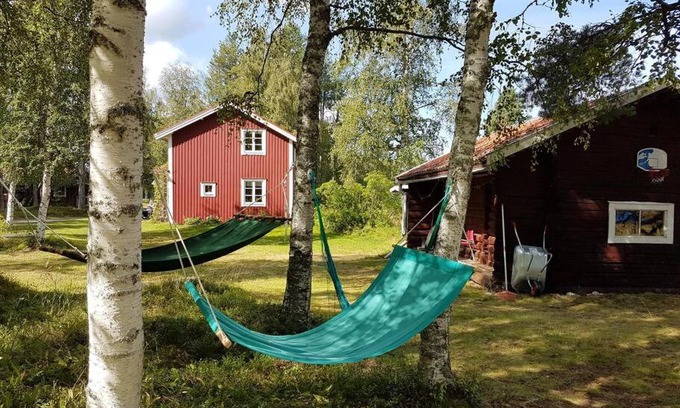 Sveg Haus | Charmig gård med bastu, strandtomt och utedusch i naturskönt område