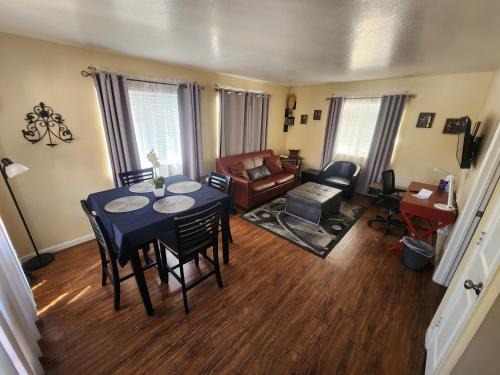 Keeling Wohnung | Charming 1-bed apt, cook-ready kitchen, laundry, 5-8 mins to U of A and Downtown