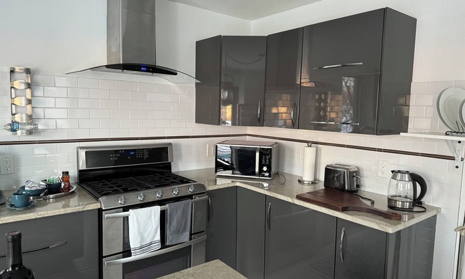 Riverside Wohnung | Charming 1-bedroom apartment in Greenwich with Water View & Balcony.