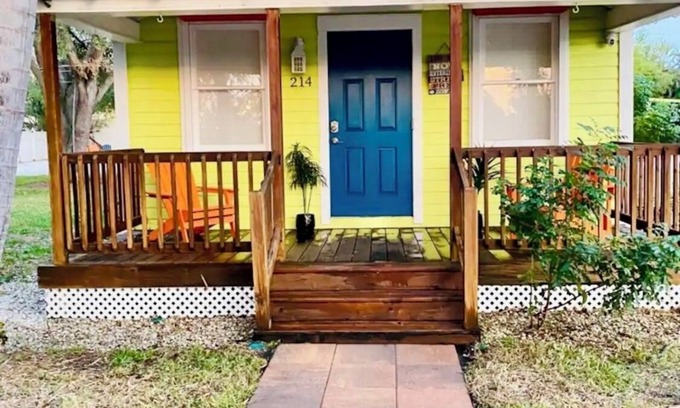 Boca Raton Haus | Charming 1-bedroom house in gorgeous Boca Raton with Jacuzzi, Bikes, Rv place