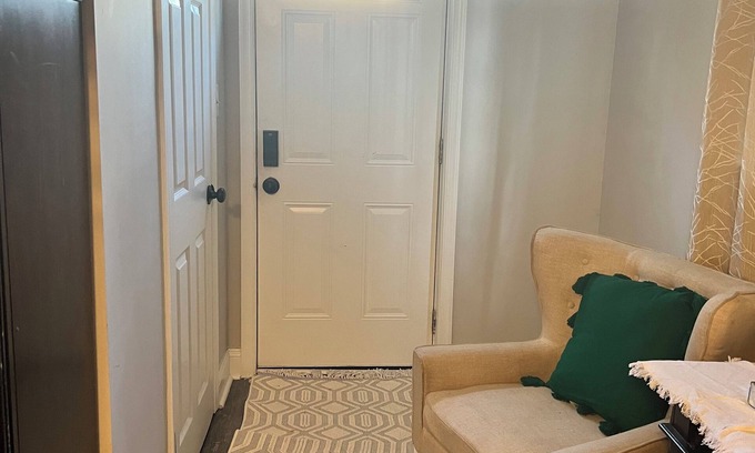 North Chesterfield Haus | Charming 1-bedroom suite with WiFi and AC in Bon Air
