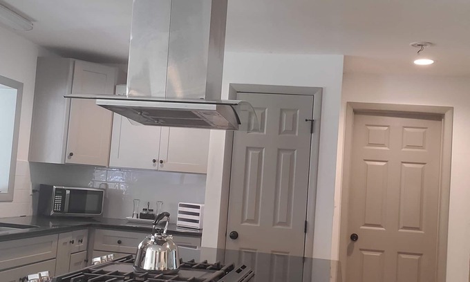 Stockbridge Haus | Charming 1-bedroom house with WiFi, AC in pleasant Stockbridge, event charge