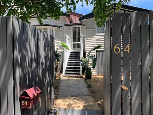 Annerley Haus | Charming 1920's 4Br freestanding Plantation Qldr.