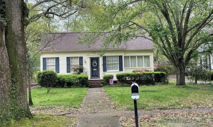 Laurel Haus | Charming 1930's Euclid Ave Bungalow