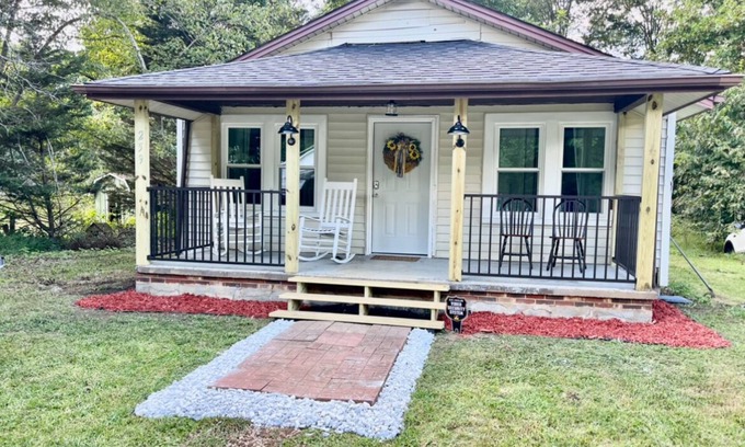 Ronda Haus | Charming 1940’s Ronda House Wilkes County NC Stone Mountain , wineries , NASCAR